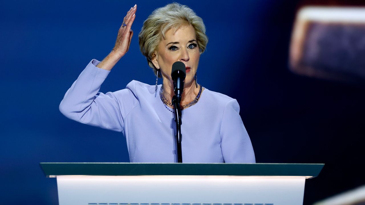 linda mcmahon at a podium in a lilac suit giving a speech at the 2024 republican national convention