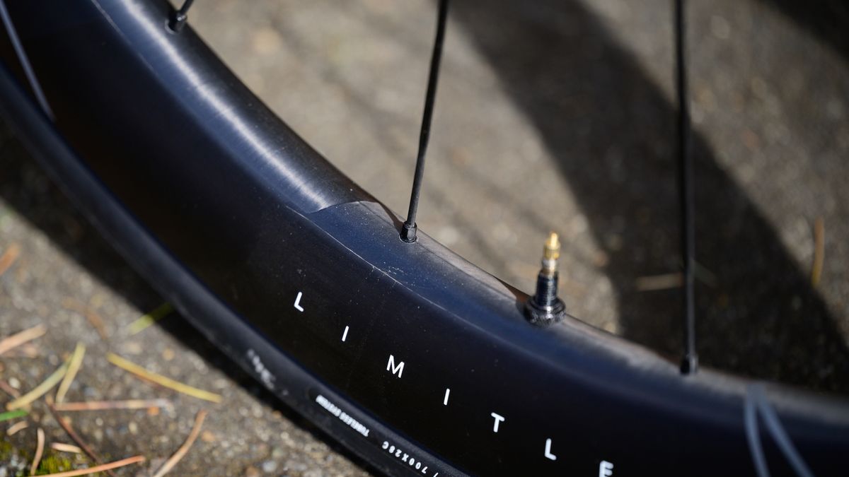 Hunt Sub50 spoke bed on front wheel