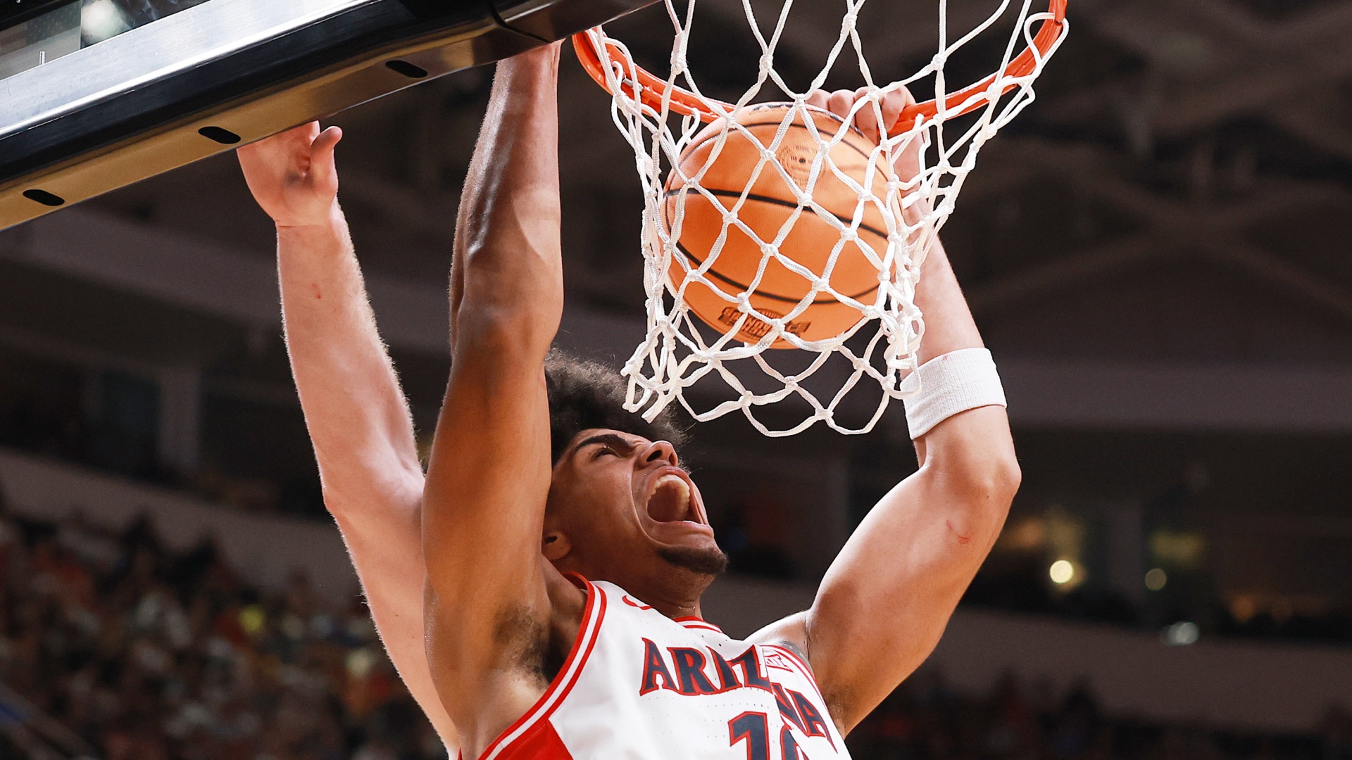 Koa Peat of the Arizona Wildcats slam dunking at March Madness 2026