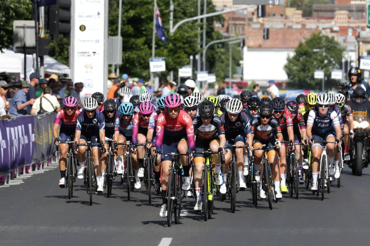 Sydney Uni Staminade lead the peloton