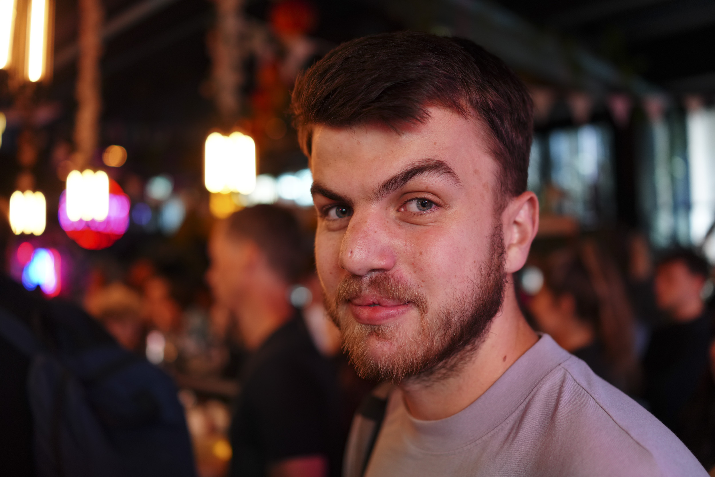 Sony RX1R III sample gallery: man in a bar at night