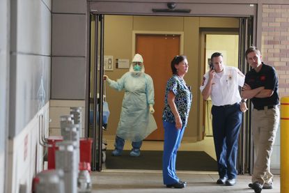 Texas health care worker who treated Thomas Eric Duncan tests positive for Ebola
