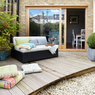 garden area with sofa and plant pots