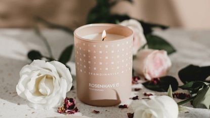Skandinavisk candles: Rosenhave scent pink, surrounded by flowers