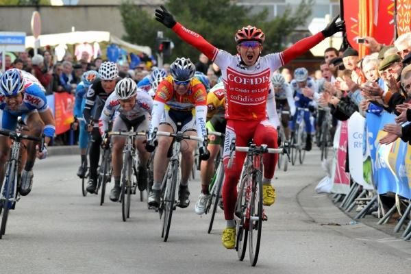 An ecstatic Samuel Dumoulin (Cofidis Le Credit En Ligne) sprints to victory in stage three.