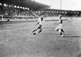 Brazilian forward Leonidas (L) controls the ball in front of a Swedish defender during the World Cup soccer match for third place between Brazil and Sweden 19 June 1938 in Bordeaux. Leonidas scored twice to help Brazil beat Sweden 4-2. AFP PHOTO / AFP PHOTO / STAFF