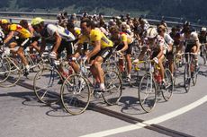 Bernard Hinault in yellow is flanked by Phil Anderson, Greg Lemond and Luis Herrera in the 1985 Tour de France