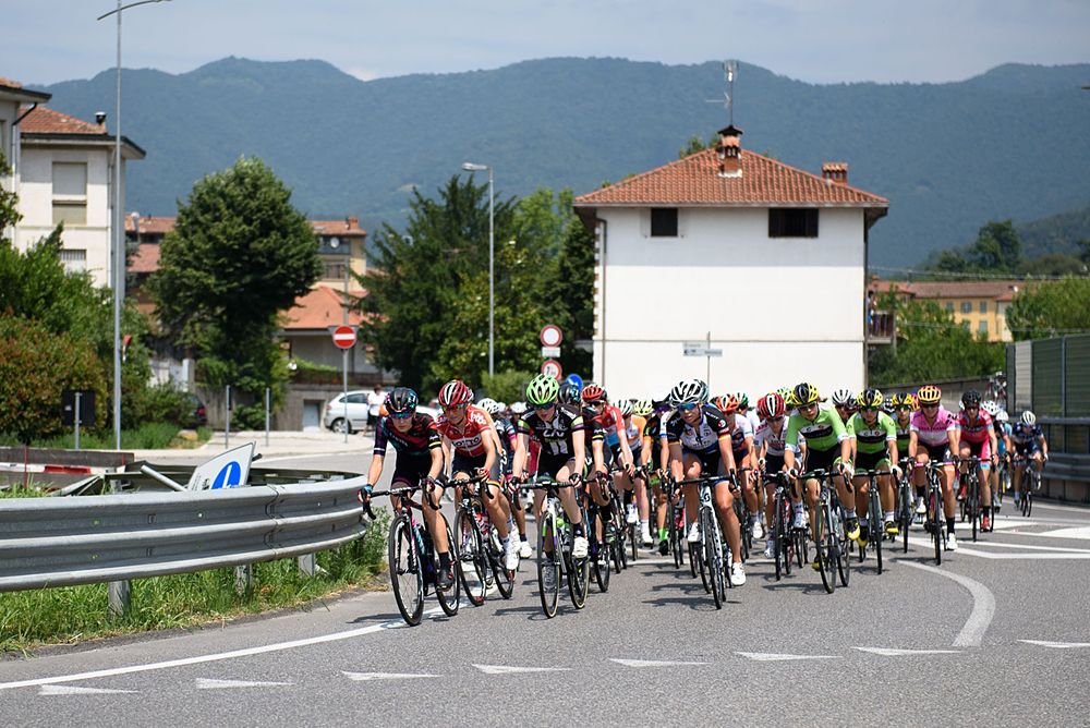 Peloton regroup at Giro Rosa 2016 - Stage 4