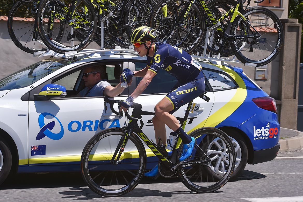 Jens Keukeleire collects some bidons
