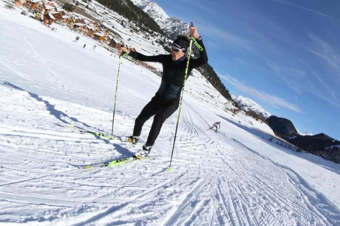 Romain Bardet skis