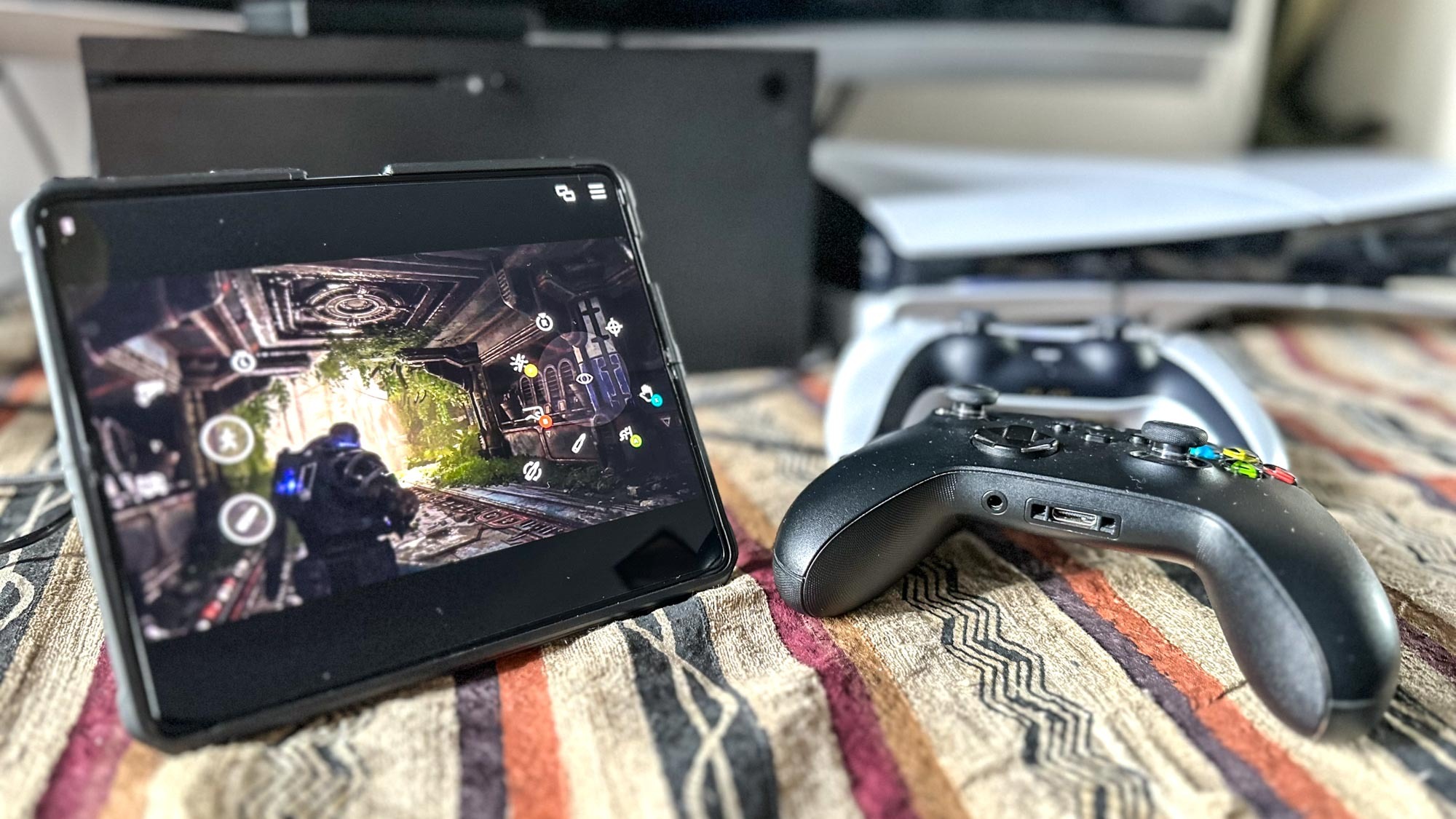 Z Fold 5 jouant à Gears Of War 5 à côté d'une console