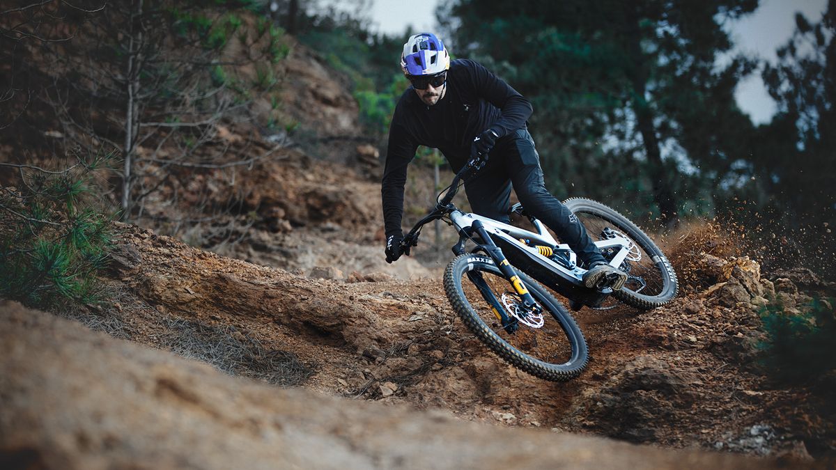 A man riding an e-MTB on dry trails