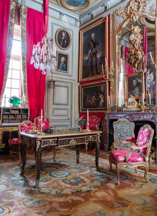 room with gold walls and tables, silk curtains and green wallpaper, items on auction at sotheby's paris, collected by jacques garcia