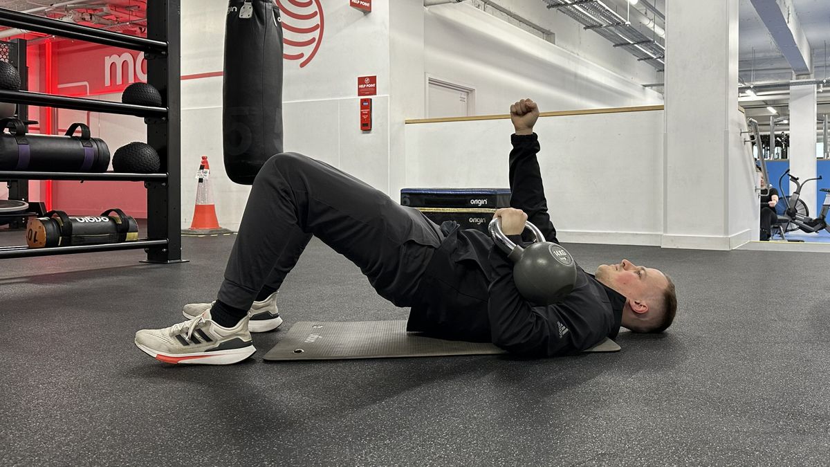 Ollie Thompson starting a kettlebell floor press