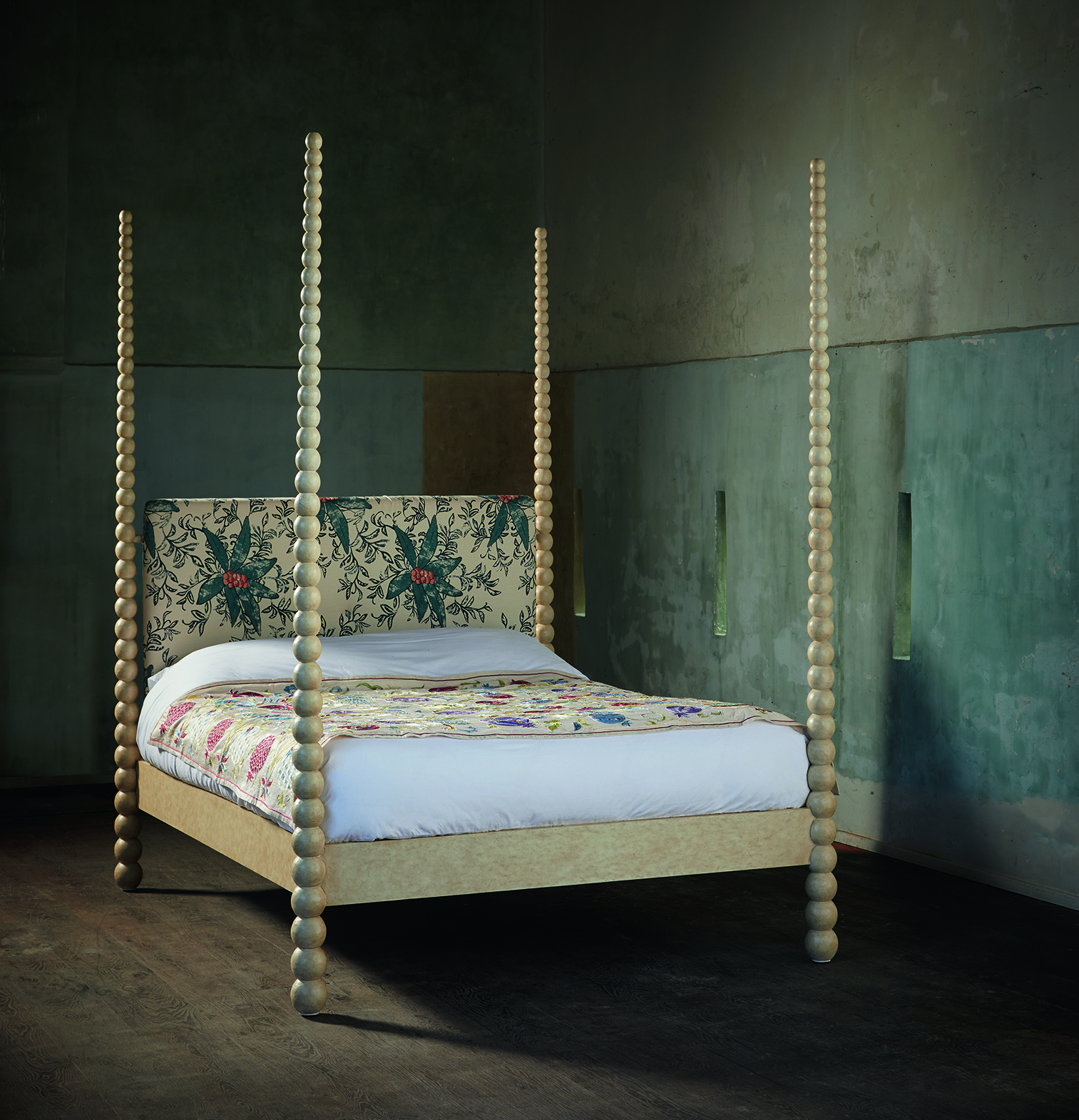 four poster bed with bobbin posts