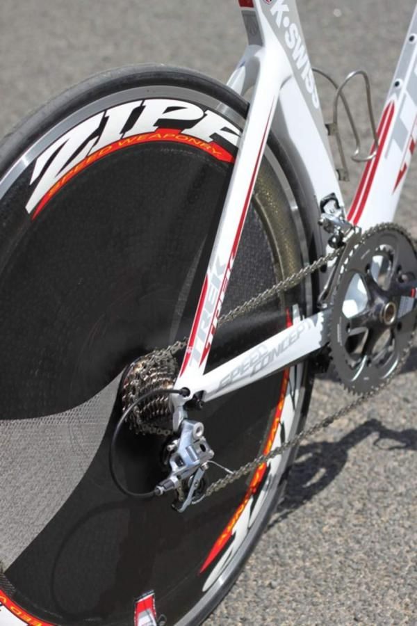 The rear seat tube and seat stays sport the Kamm Tail shape; the last loop to the derailleur is one of the only cables that shows on this bike.