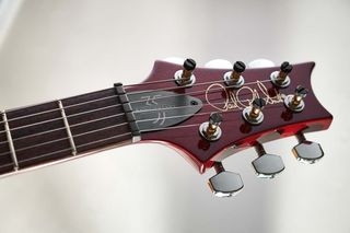 Along with the now classic headstock shape that allows near-perfect straight string pull over the friction-reducing nut, locking tuners ensure perfect return to pitch of the vibrato.