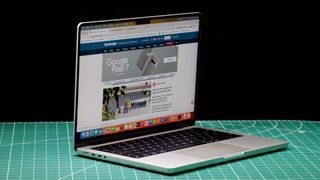 MacBook Pro 14 pouces (2023) dans un studio avec écran ouvert, montrant le site web