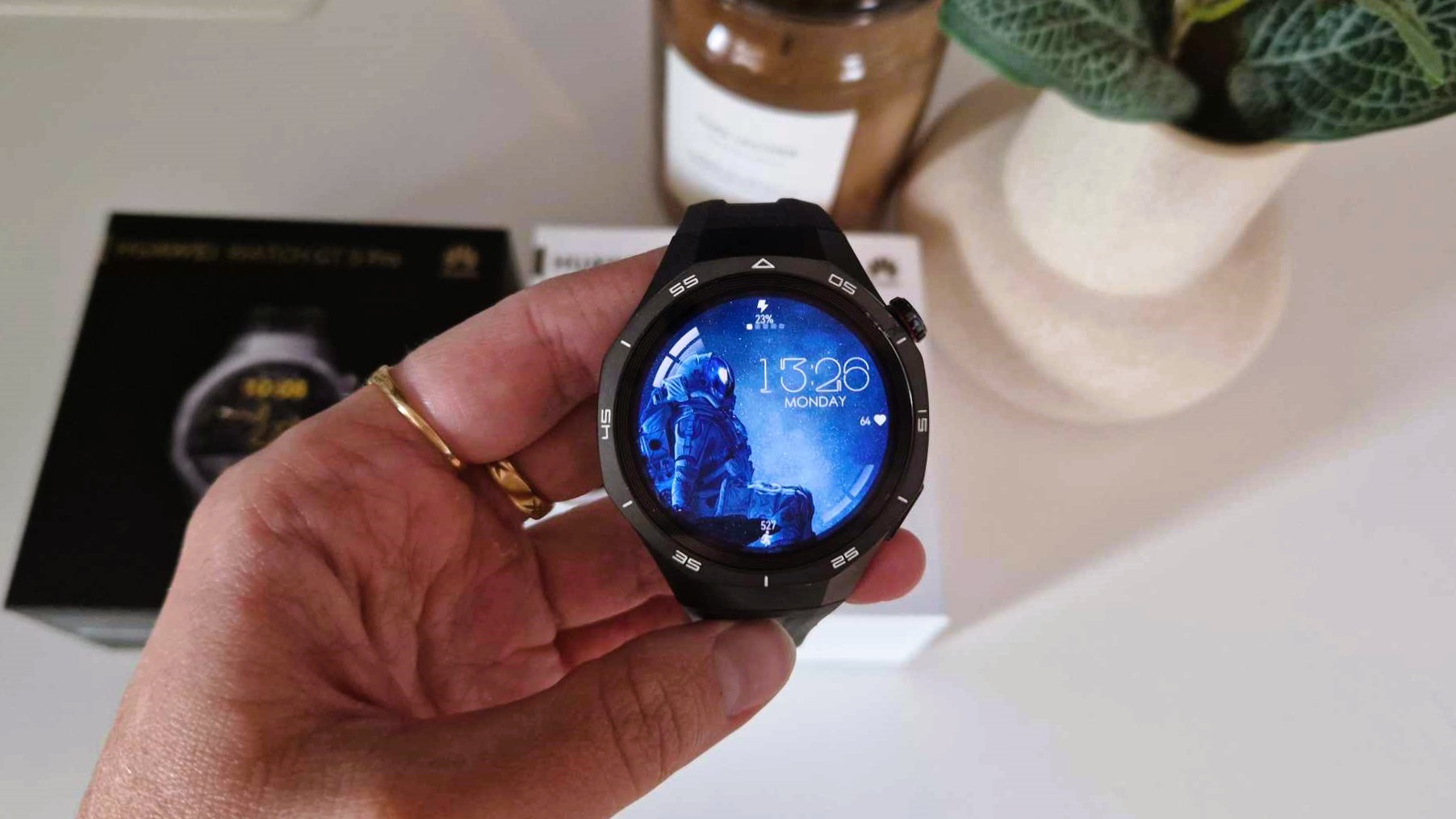 Huawei Watch GT 5 Pro ihmisen kädessä esittelemässä astronauttitaustaa