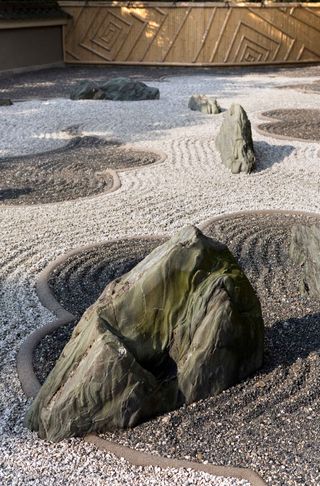 Zen garden ideas: rock statues with gravel patterns in Zen garden