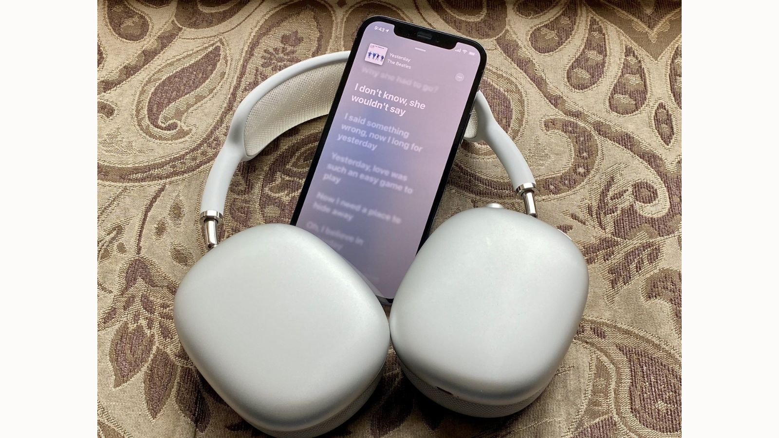 AirPods Max с iPhone, воспроизводящим Apple Music