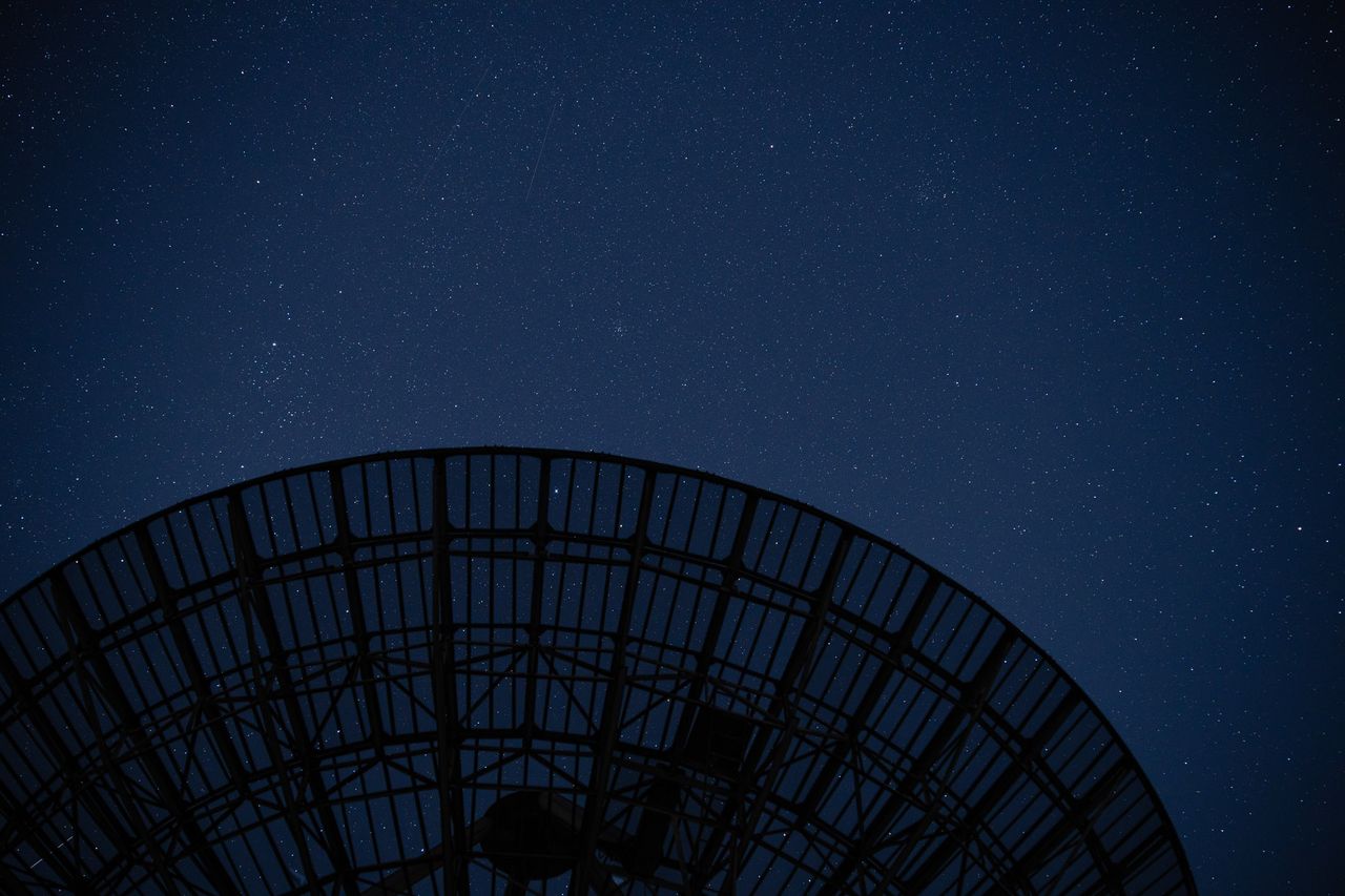 Photo of a radio telescope with the night sky behind taken with a Viltrox AF 50mm f/1.4 Pro FE