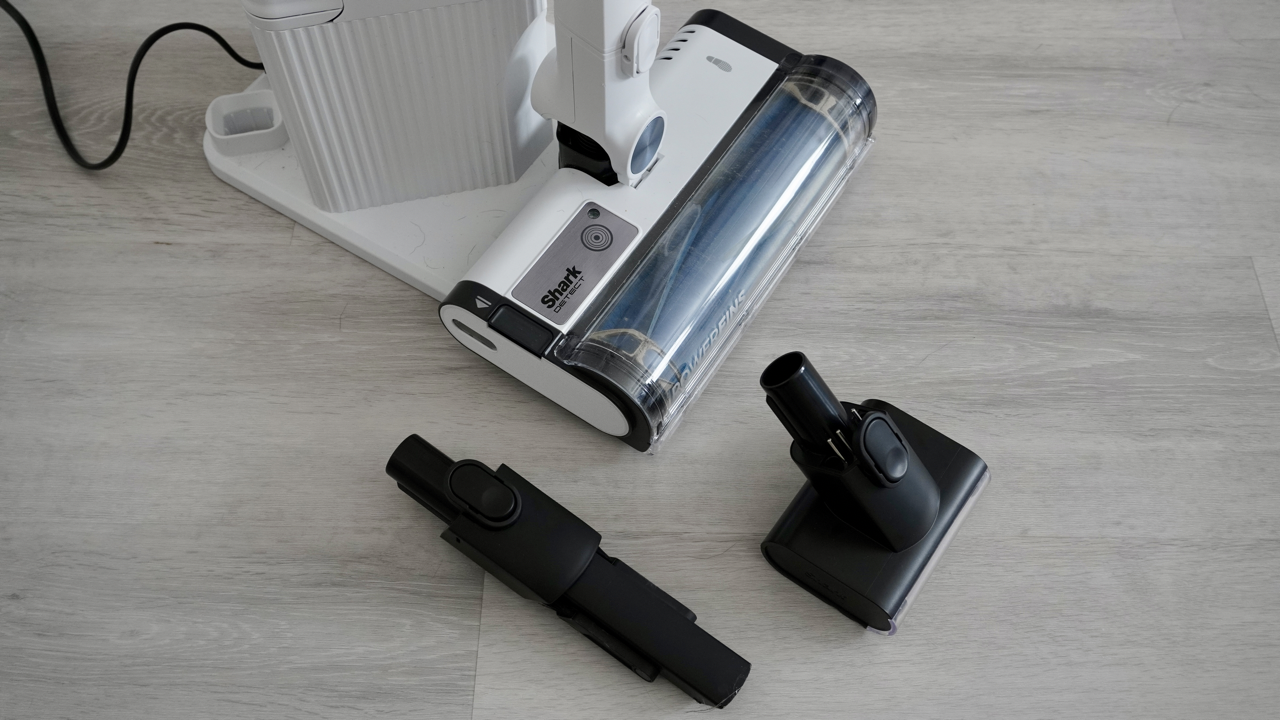 Shark Detect Clean &amp;amp; Empty IW4621UKT vacuum cleaner in a home setting.