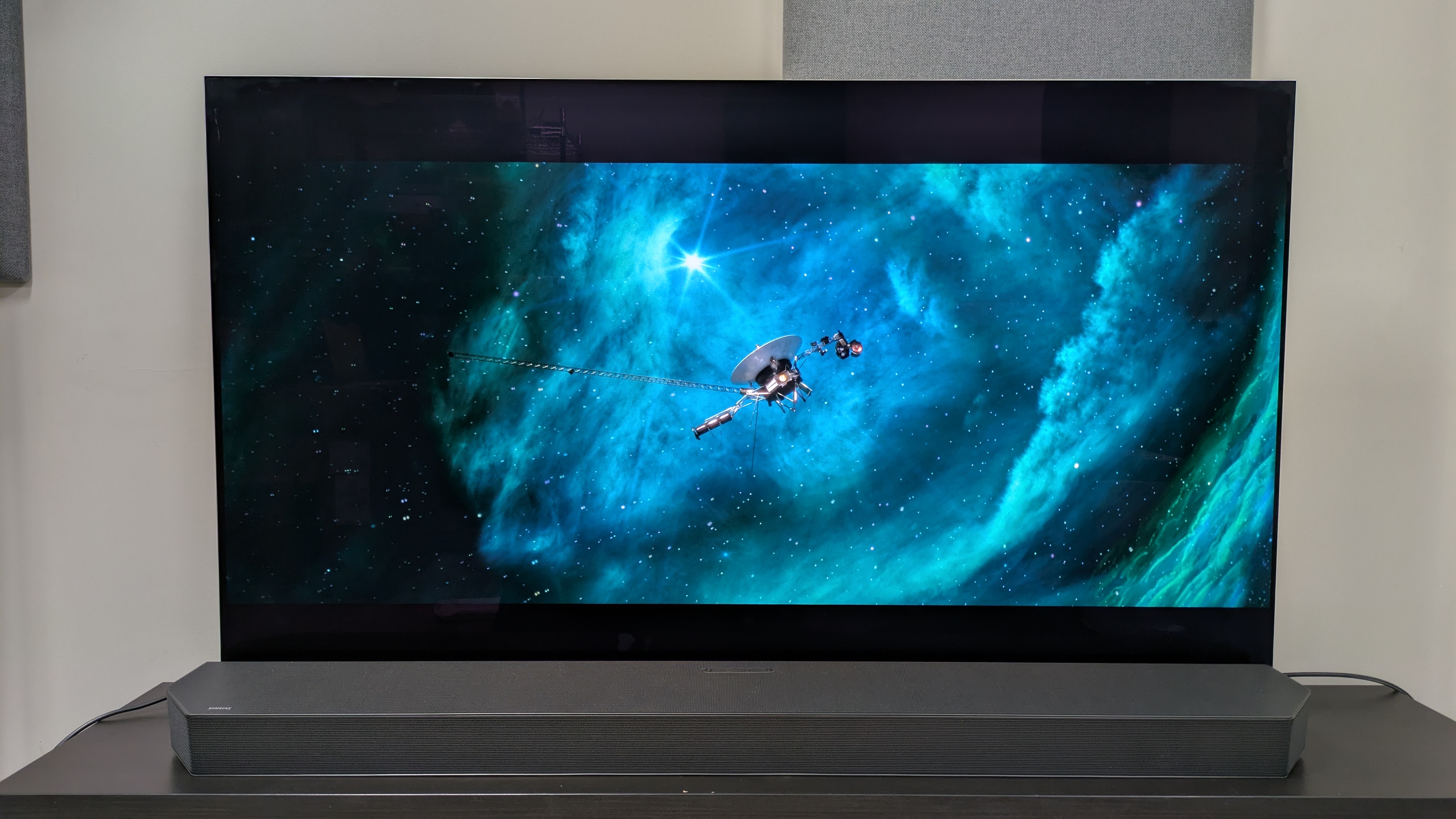 Elio 4K Blu-ray on LG G5 showing satellite in space