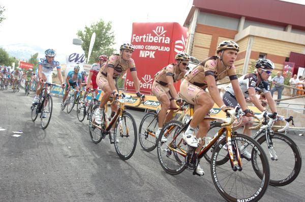 Manuel Cardoso (Footon-Servetto) with teammate Enrique Mata and Stuart O'Grady (Saxo BanK) on stage four of the Vuelta