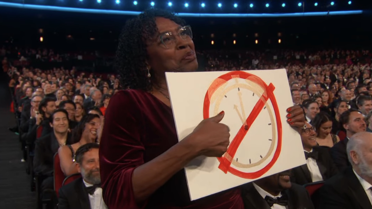 Doris Bowman sosteniendo un cartel de reloj en los Emmy 2023
