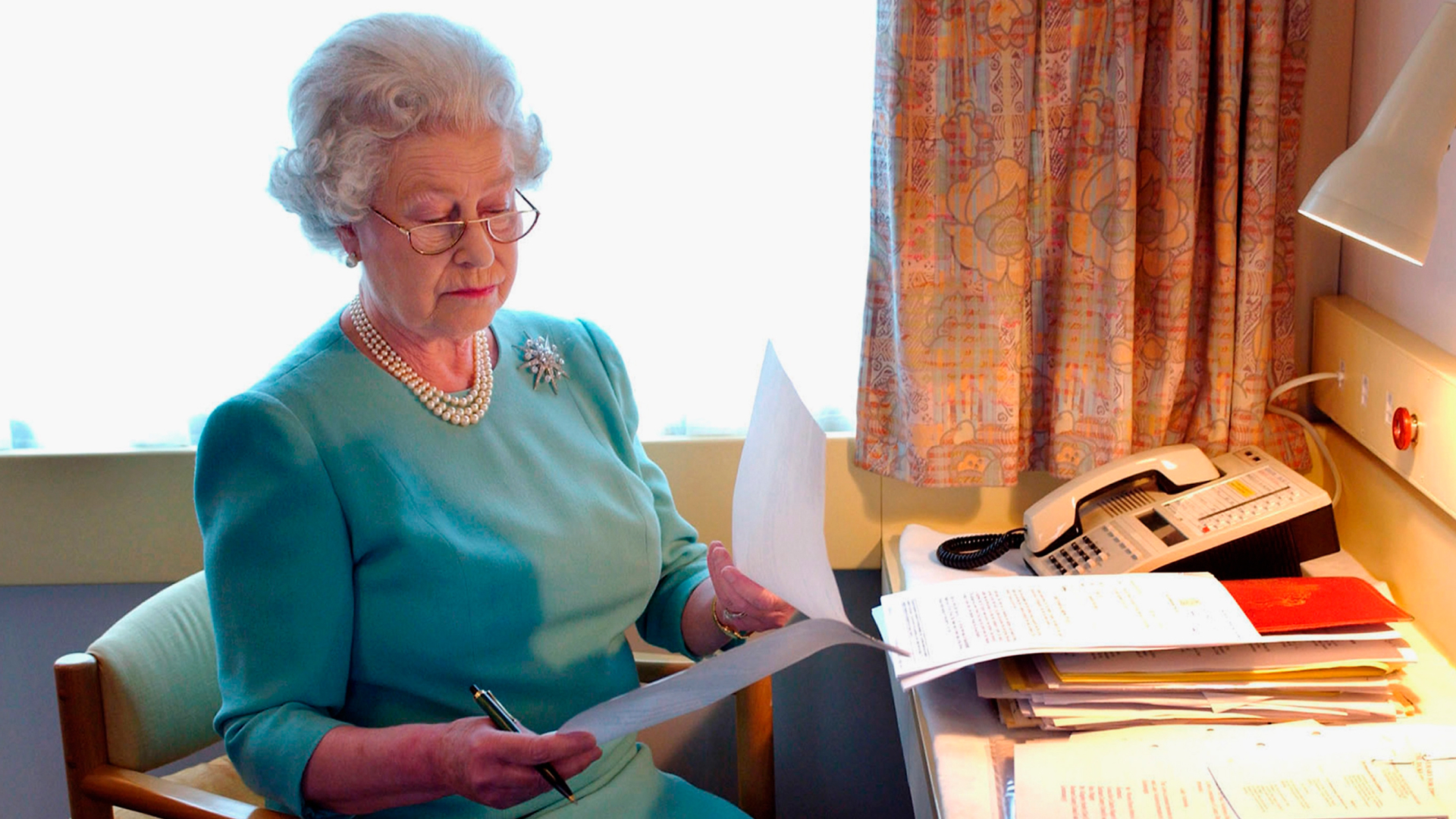 Queen Elizabeth desk