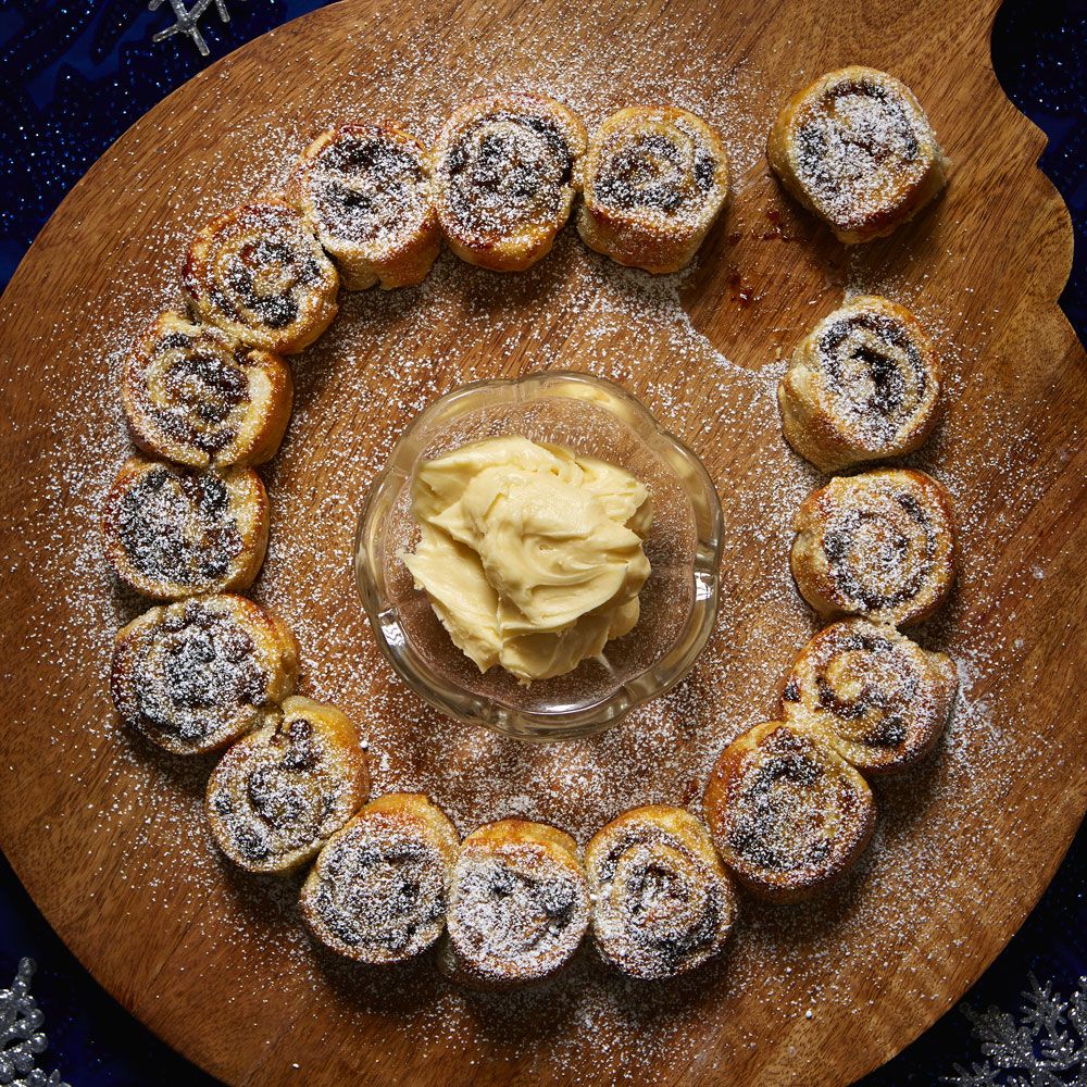Enjoy tearing into this divine mince pie wreath for a fun twist on a Christmas classic