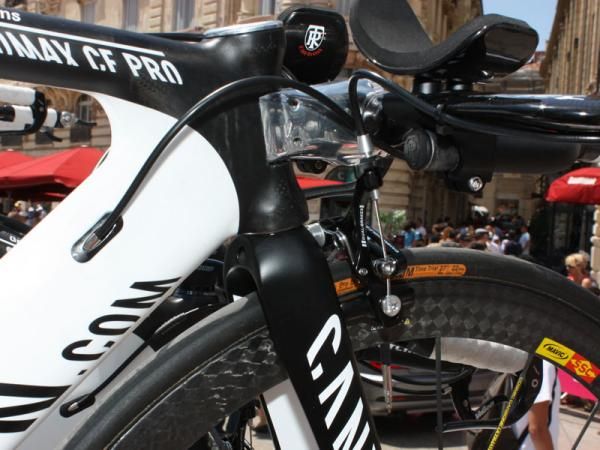 The cutout in the head tube doesn't allow for a huge range of motion but given the speeds involved in time trialing we don't expect Evans will ever have to turn the bars very far.