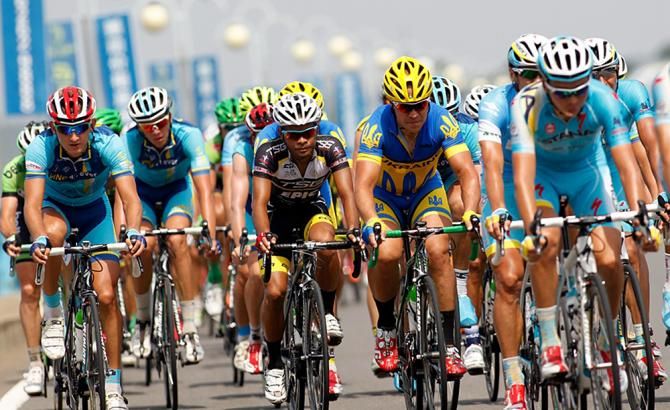 The peloton during stage 3
