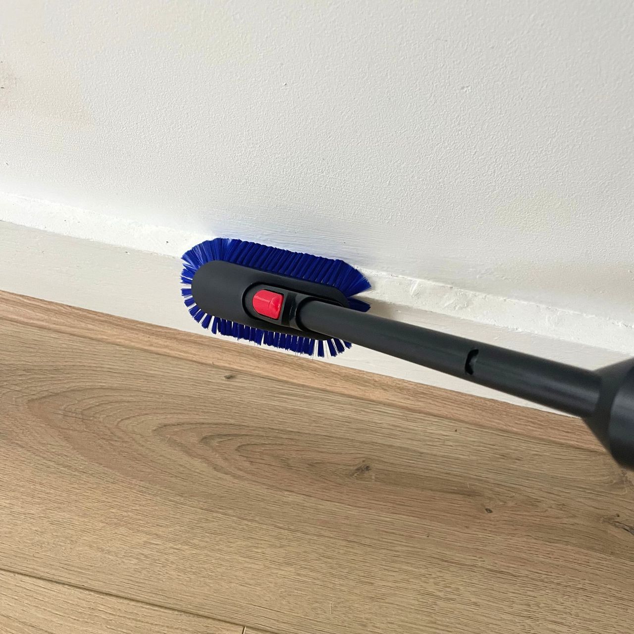 Cleaning skirting boards with the combi brush tool of the Dyson PencilVac