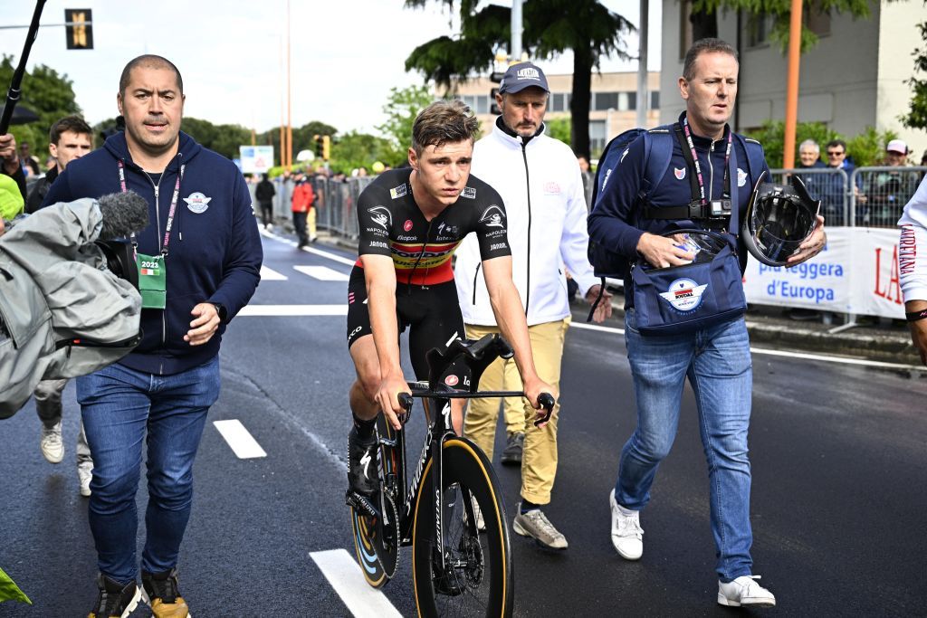 Remco Evenepoel looked rough despite winning the stage 9 time trial before abandoning the Giro d&#039;Italia