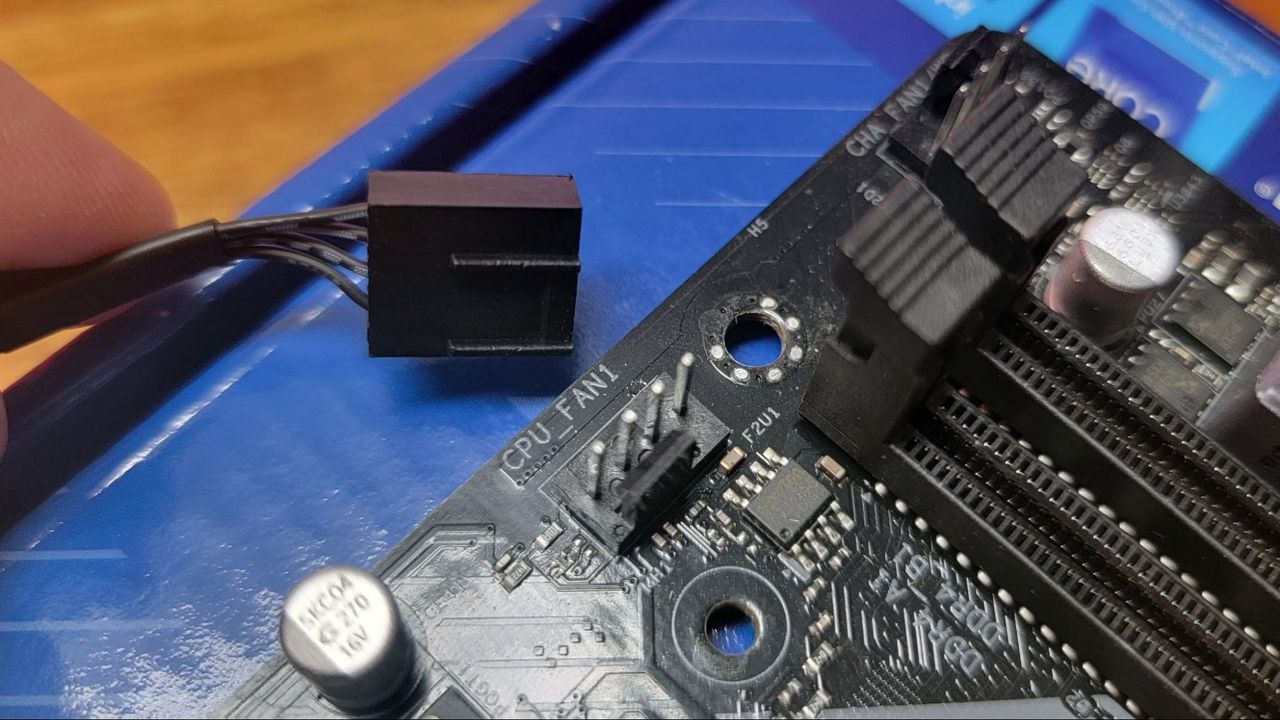 CPU cooler fan plug and header