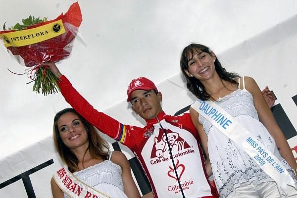 Colombian rider Robinson Chalapud salutes from the podium.