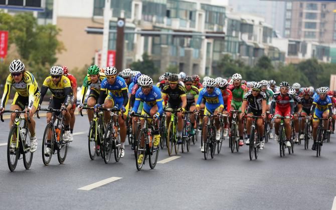 The peloton on the final Tour of Taihu stage