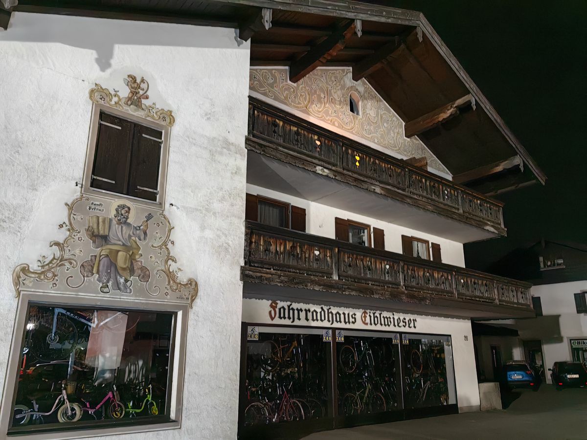 A photo captured at night on the Huawei P60 Pro
