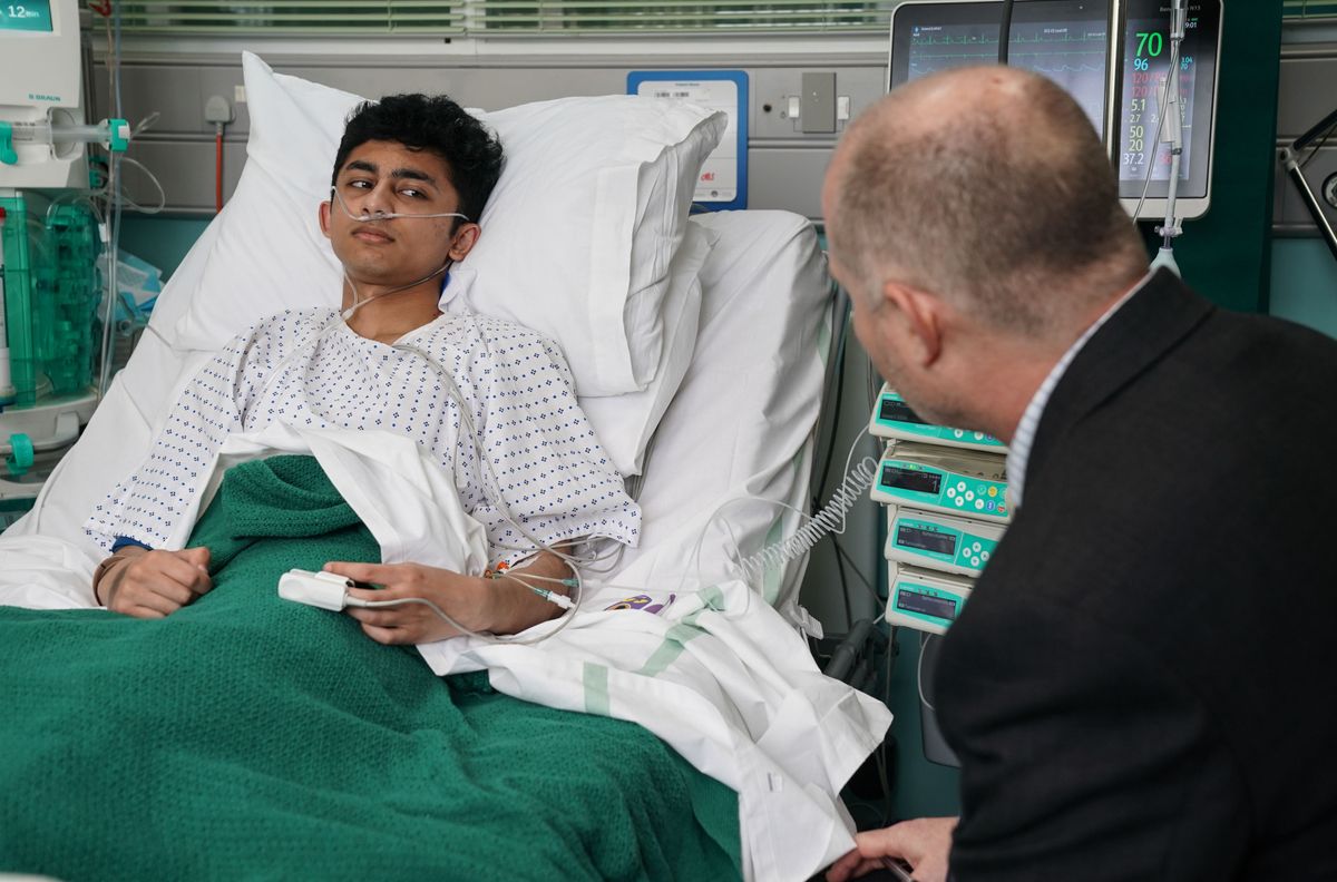 DI Moore questions Nugget Gulati in his hospital bed.