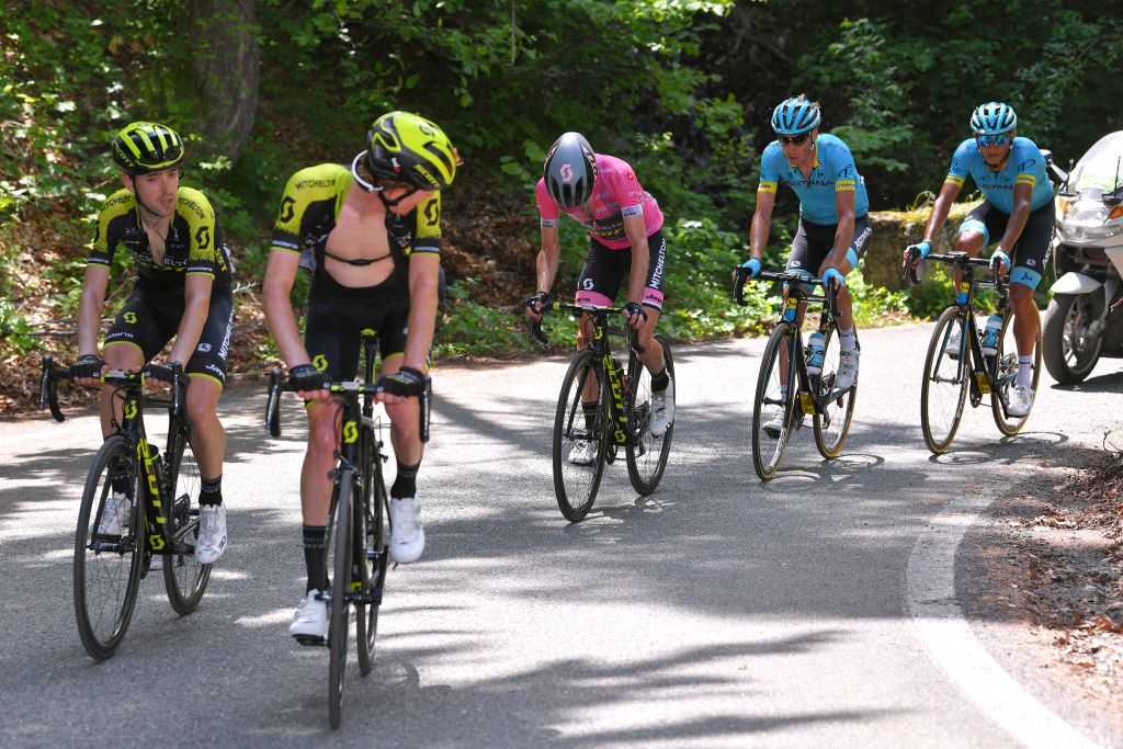 Simon Yates suffers at the start of the Finestere