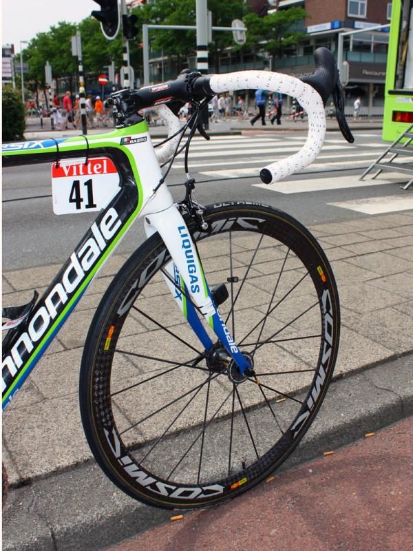 Mavic's Cosmic Carbone Ultimate is unchanged for 2011 save for the addition of neat black reflective decals.