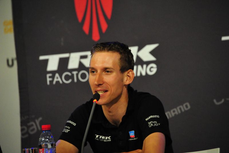 Bauke Mollema anserwing questions at the press conference
