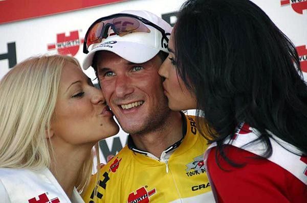Kisses for the new race leader, Fr&auml;nk Schleck (Team CSC).