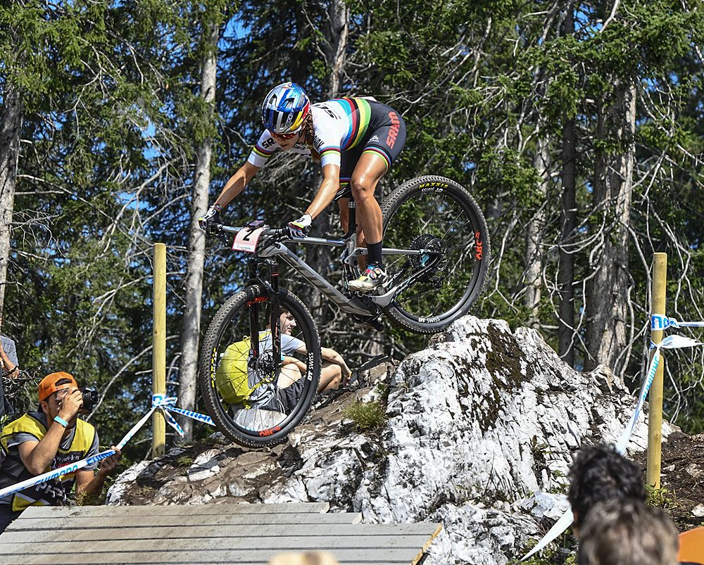 Kate Courtney (Scott-SRAM) continues to get back on form
