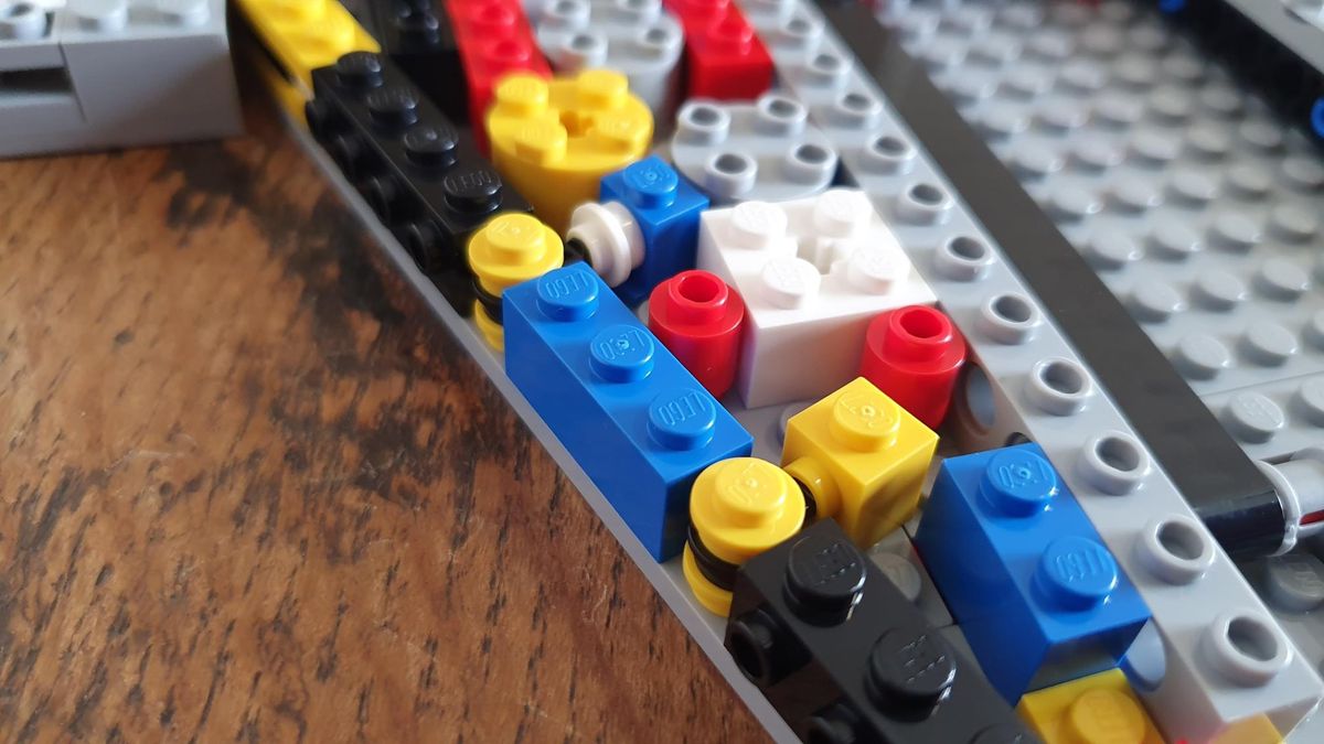 Lego Icons Galaxy Explorer 10497 connection 2
