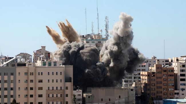 A thick column of smoke rises from the al-Jalaa tower as it is destroyed in an Israeli airstrike in Gaza city controlled by the Palestinian Hamas movement, on May 15, 2021. Israel&#039;s air force targeted the 13-floor Jala Tower housing Qatar-based Al-Jazeera television and the Associated Press news agency.