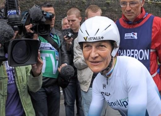 Jeannie Longo surrounded by the press after her time trial victory