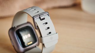 Il design di Versa 2 non sfigura davanti a uno smartwatch premium
